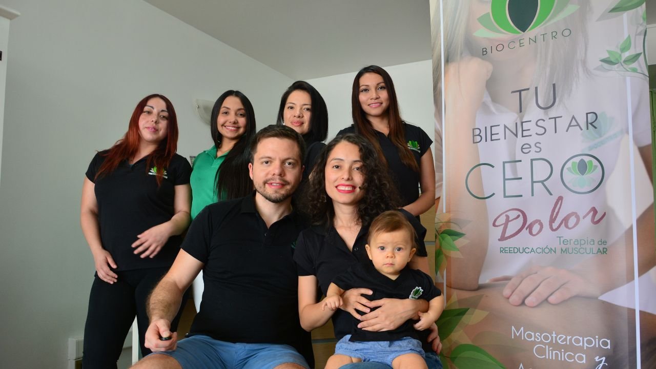 andy-con-familia-y-equipo-biocentro